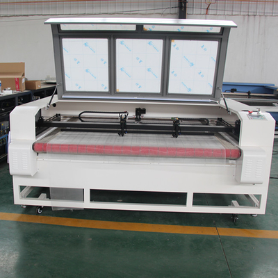 CNC de gravuresnijmachine 1610 van de leerlaser stof met auto het voeden systeem dubbele hoofden wordt gesneden dat